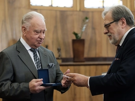 Prof. Andrzej J. Szwarc z medalem Homini Vere Academico
