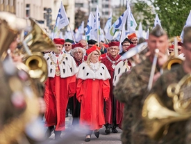 Przemarsz z okazji 105-lecia powstanie Uniwersytetu Poznańskiego